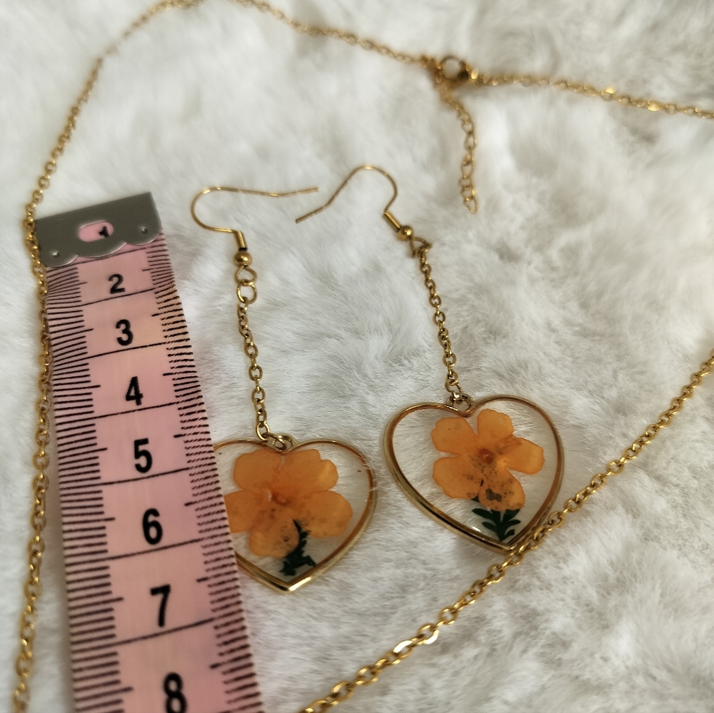 Gold Necklace Set With Natural Resin Preserved  Flower Heart and Earrings - Picture 3 of 8